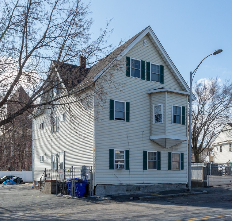 66 Cohannet St in Taunton, MA - Building Photo