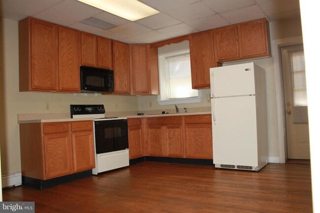 property at 122 E Queen St