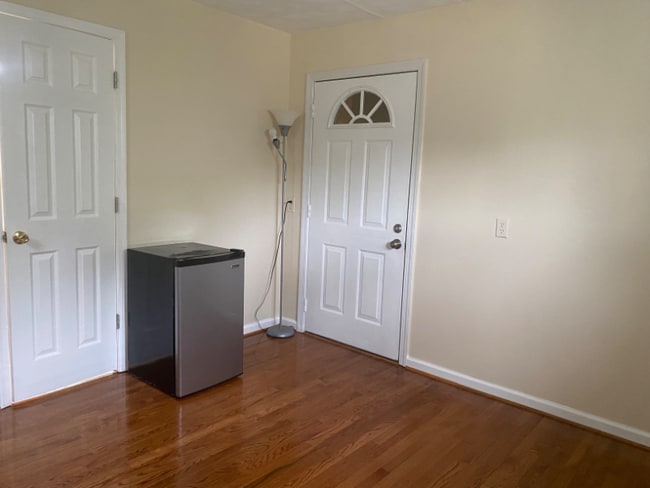 11727 Veirs Mill Rd in Silver Spring, MD - Foto de edificio - Building Photo