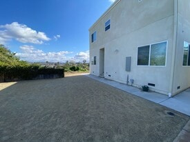 5335 E Falls View Dr in San Diego, CA - Building Photo