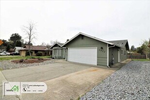 3712 Canterbury Dr in Redding, CA - Building Photo