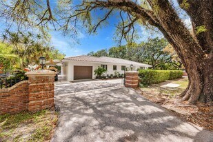 2325 Alhambra Cir in Coral Gables, FL - Building Photo