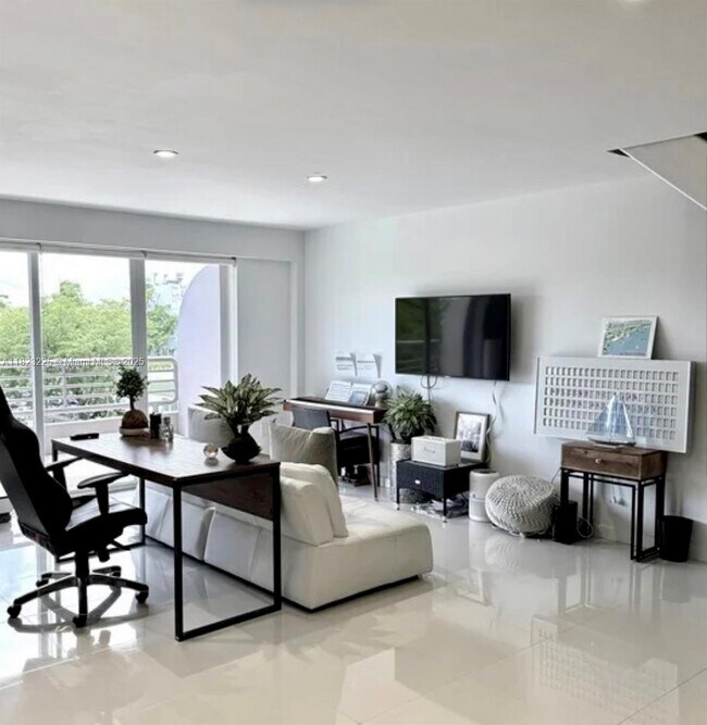 3121 Commodore Plz, Unit PH4 in Miami, FL - Building Photo - Building Photo