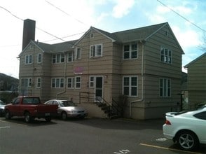 Winchester Court Apartments in Roseburg, OR - Building Photo - Building Photo