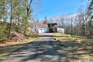 10 Tiffany Ln in Weston, CT - Building Photo