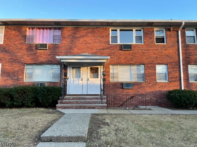 10 Gonnelli St in Nutley, NJ - Building Photo