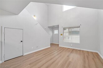 555 Roxella Ln in Las Vegas, NV - Building Photo - Building Photo