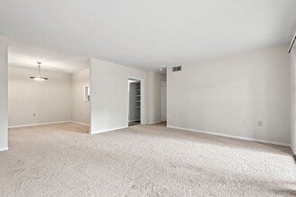 500 Umstead Dr in Chapel Hill, NC - Foto de edificio - Building Photo