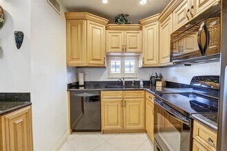 820 S Hollybrook Dr in Pembroke Pines, FL - Building Photo - Building Photo