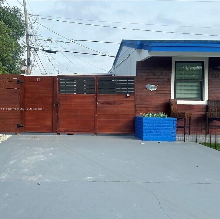 2115 NW 185th St in Miami Gardens, FL - Building Photo