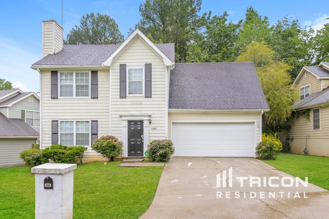5889 Old Wellborn Trce in Lithonia, GA - Building Photo