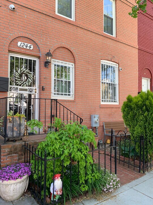 1244 Carrollsburg Pl SW in Washington, DC - Building Photo