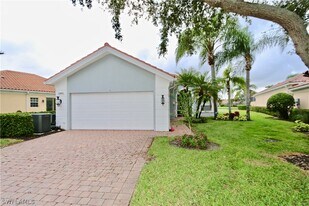 5495 Freeport Ln in Naples, FL - Building Photo