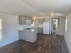 310 W 3rd S in Sugar City, ID - Foto de edificio - Building Photo
