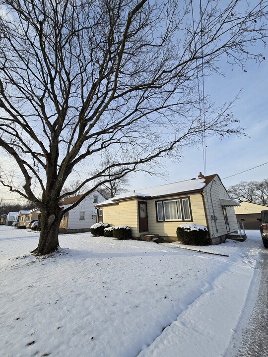 97 Grimm Heights Ave in Struthers, OH - Foto de edificio