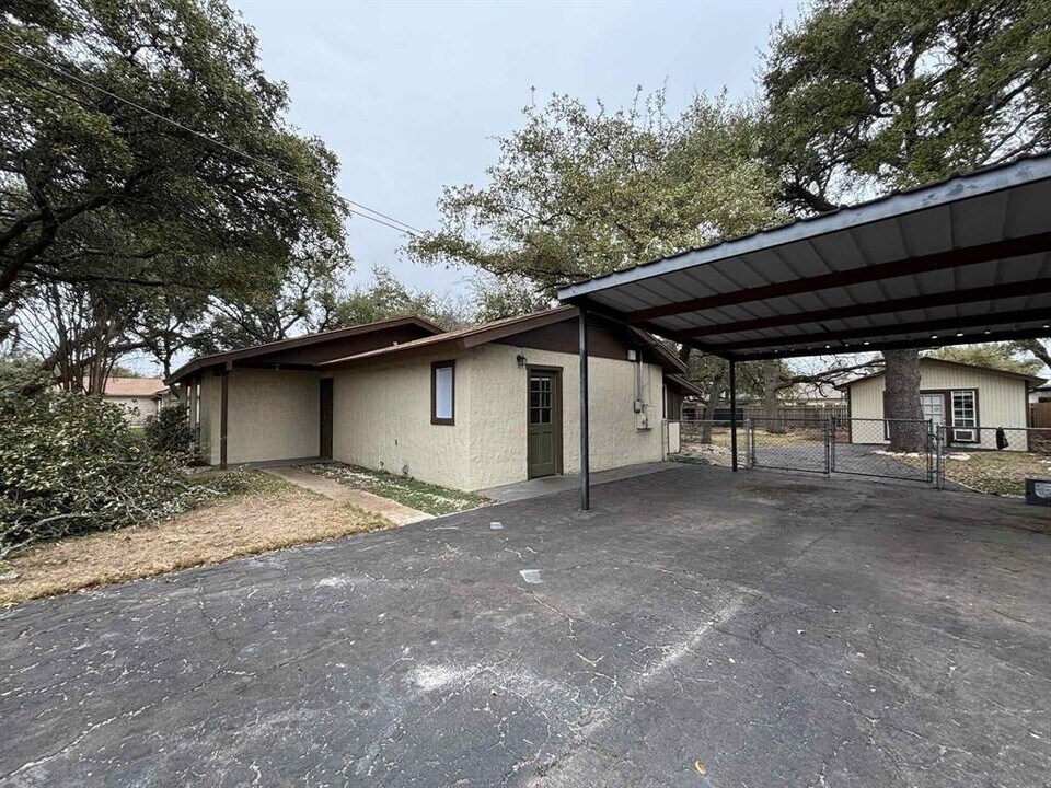 1902 Lone Oak Dr in Leander, TX - Building Photo