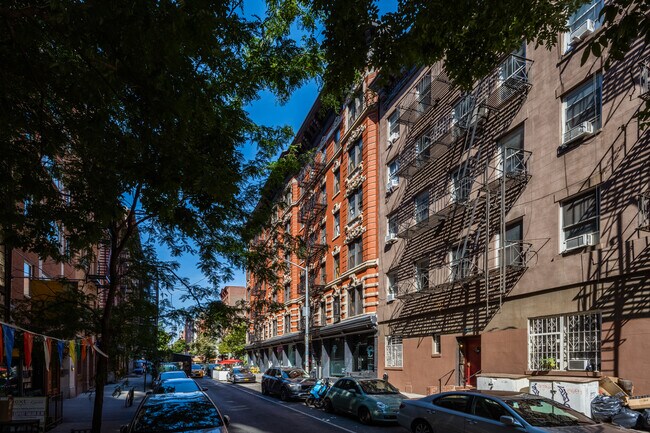 72-74 Thompson St in New York, NY - Foto de edificio - Building Photo