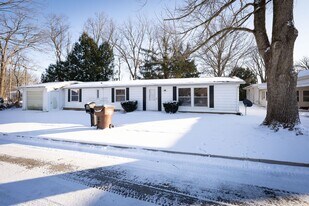 16 W Maple St in Cambridge City, IN - Building Photo