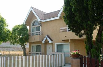 160 W Elm Ct in Burbank, CA - Building Photo - Building Photo