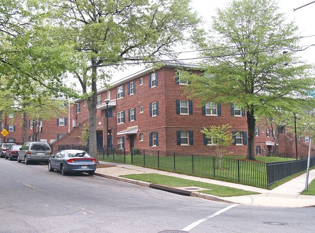 Hunter Pines Apartments in Washington, DC - Foto de edificio - Building Photo