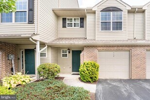 112 Hawk Ct in Hummelstown, PA - Building Photo