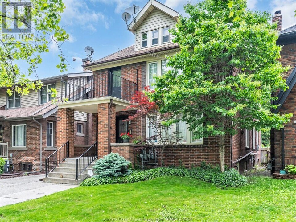 2272 Dougall Ave in Windsor, ON - Building Photo