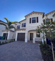 24700 SW 119th Pl in Princeton, FL - Building Photo