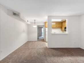 3485 Linden Ave in Long Beach, CA - Building Photo - Interior Photo