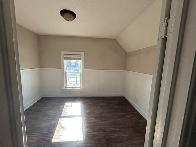 1001 Cass St, Unit Upstairs in Traverse City, MI - Foto de edificio - Building Photo