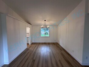 231 SE 17th St in Troutdale, OR - Building Photo - Building Photo