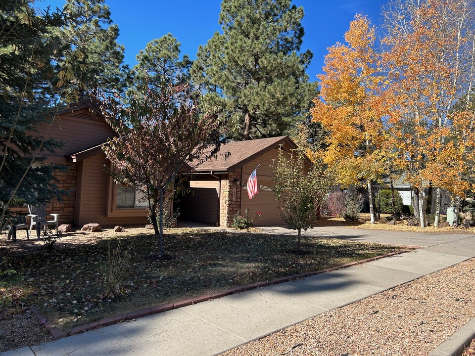 2407 S Rocking Horse Ln in Flagstaff, AZ - Building Photo