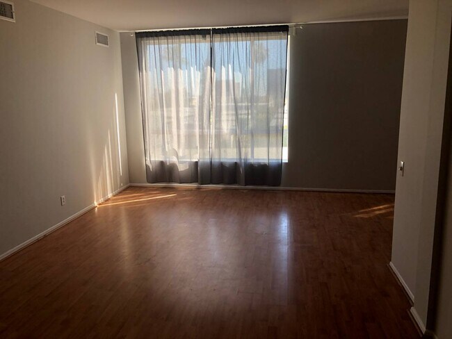 622 S Barrington Ave in Los Angeles, CA - Building Photo - Building Photo