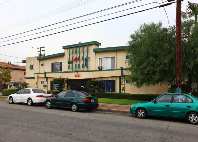 Capri Apartments in Downey, CA - Foto de edificio - Building Photo