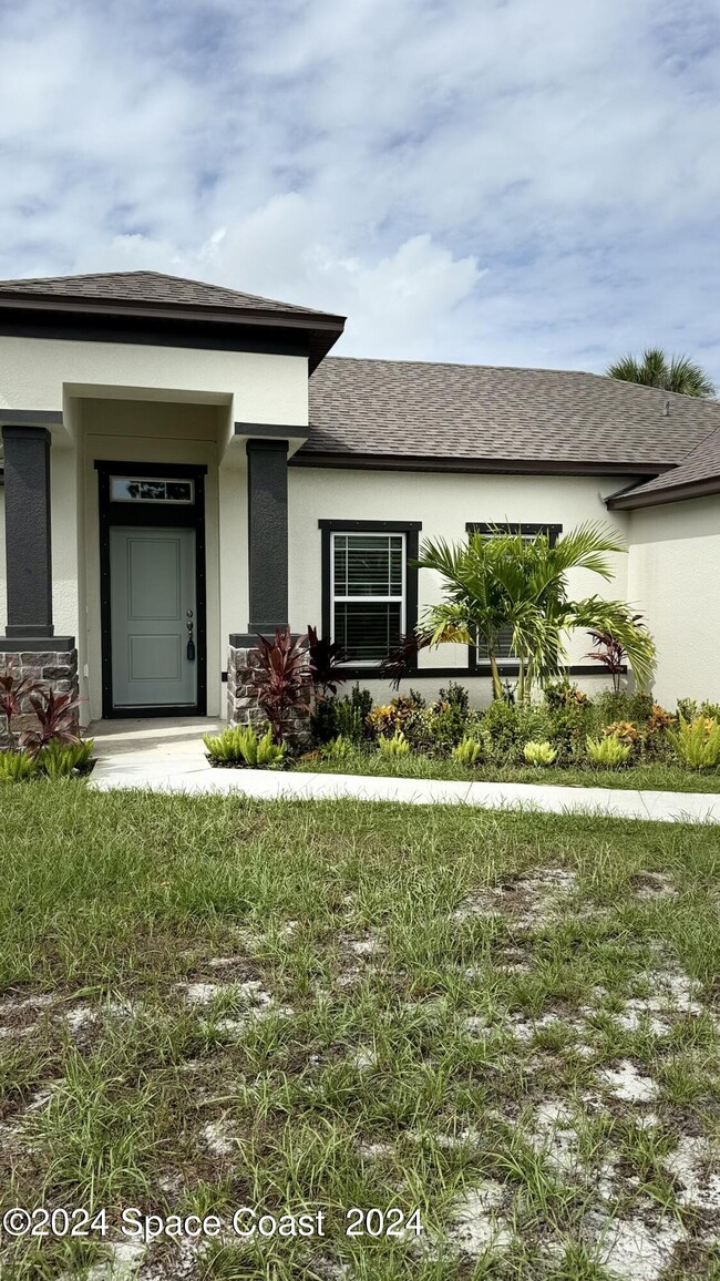 1038 Duxbury Rd SE in Palm Bay, FL - Foto de edificio - Building Photo