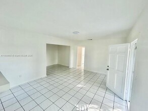 569 NW 42nd St in Miami, FL - Foto de edificio - Building Photo