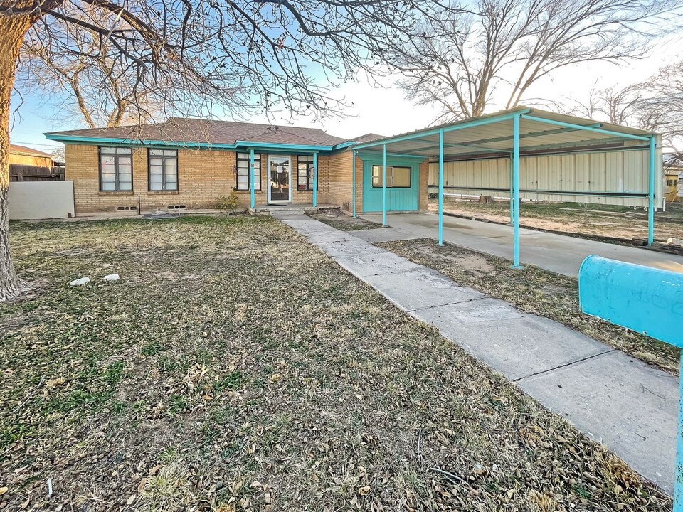 306 W Rainbow Dr in Hobbs, NM - Building Photo