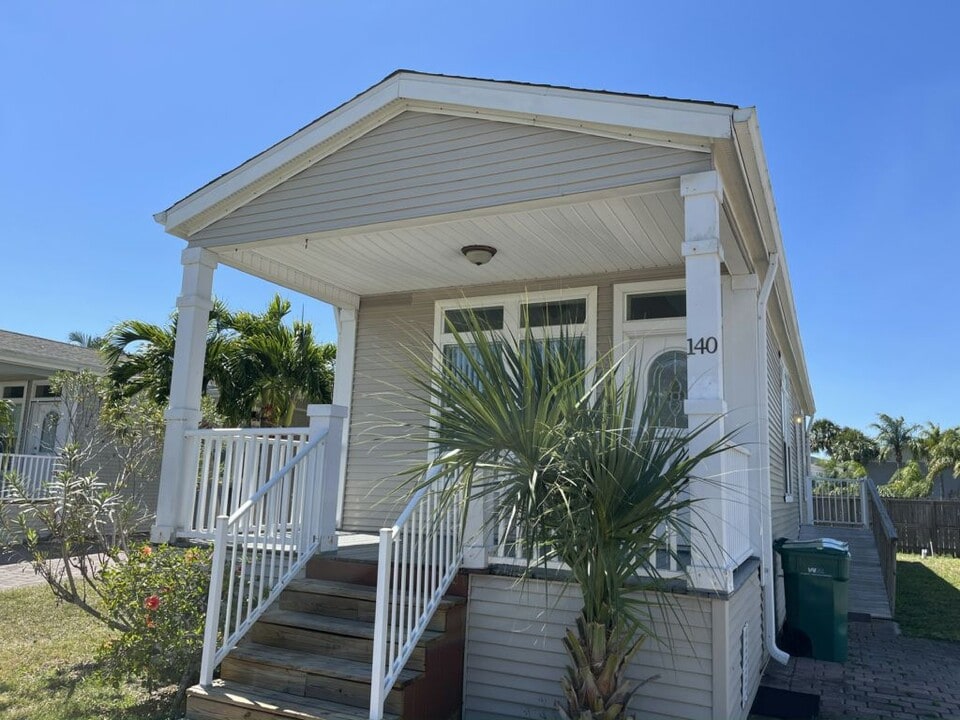 140 Bauer Dr in Melbourne, FL - Foto de edificio