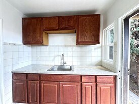 9836 Walnut St in Oakland, CA - Building Photo