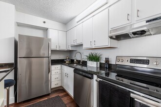 Newington Tower in New Britain, CT - Foto de edificio - Interior Photo