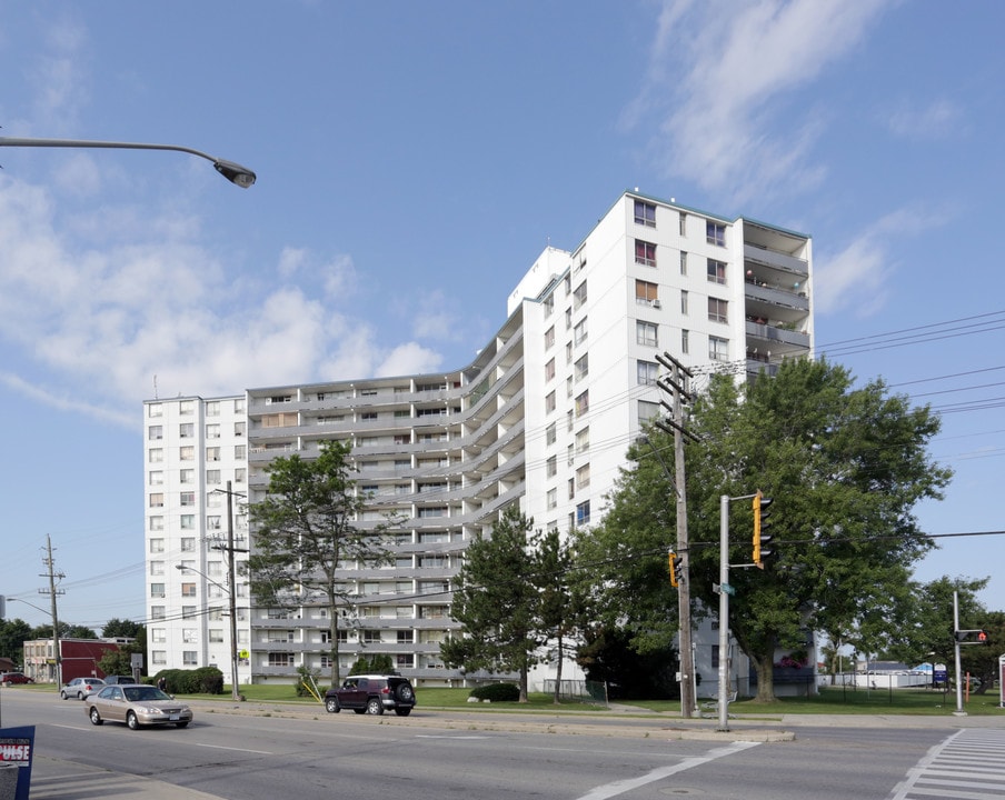 Wellington Square in Hamilton, ON - Building Photo