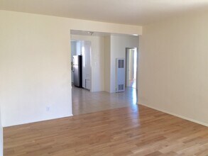 327 N Mariposa Ave, Unit 3 in Los Angeles, CA - Building Photo - Building Photo