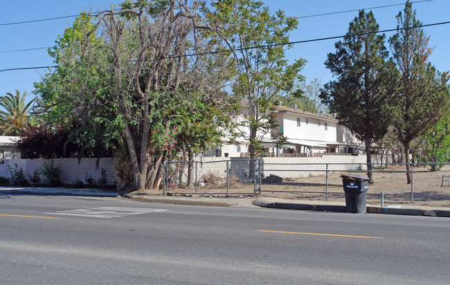 Menlo East in Hemet, CA - Foto de edificio - Building Photo