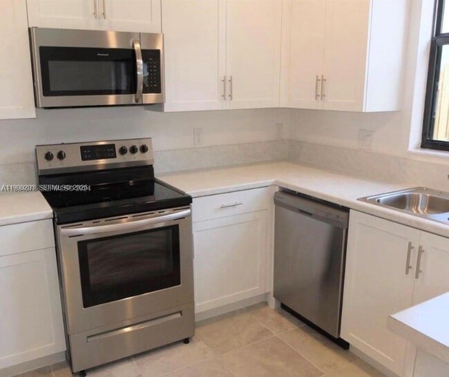 407 NE 208th Terrace in Miami, FL - Building Photo - Building Photo