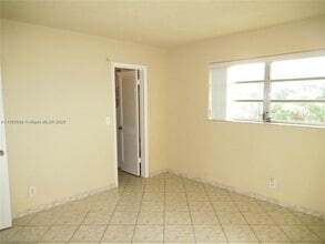581 Blue Heron Dr in Hallandale Beach, FL - Foto de edificio - Building Photo