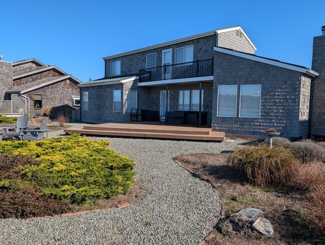 14864 Channel Dr in La Conner, WA - Building Photo - Building Photo