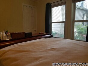 2572 Massachusetts Ave, Unit 1 in Cambridge, MA - Building Photo - Building Photo