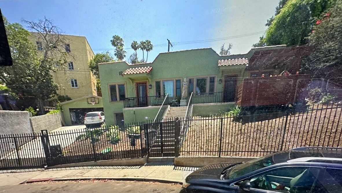 3351 Hamilton Way in Los Angeles, CA - Foto de edificio