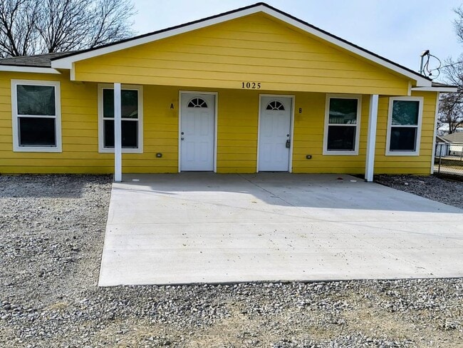 property at 1025 N Quincy Ave