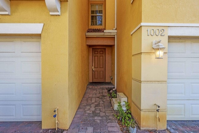 1002 Pipers Cay Dr in West Palm Beach, FL - Foto de edificio - Building Photo