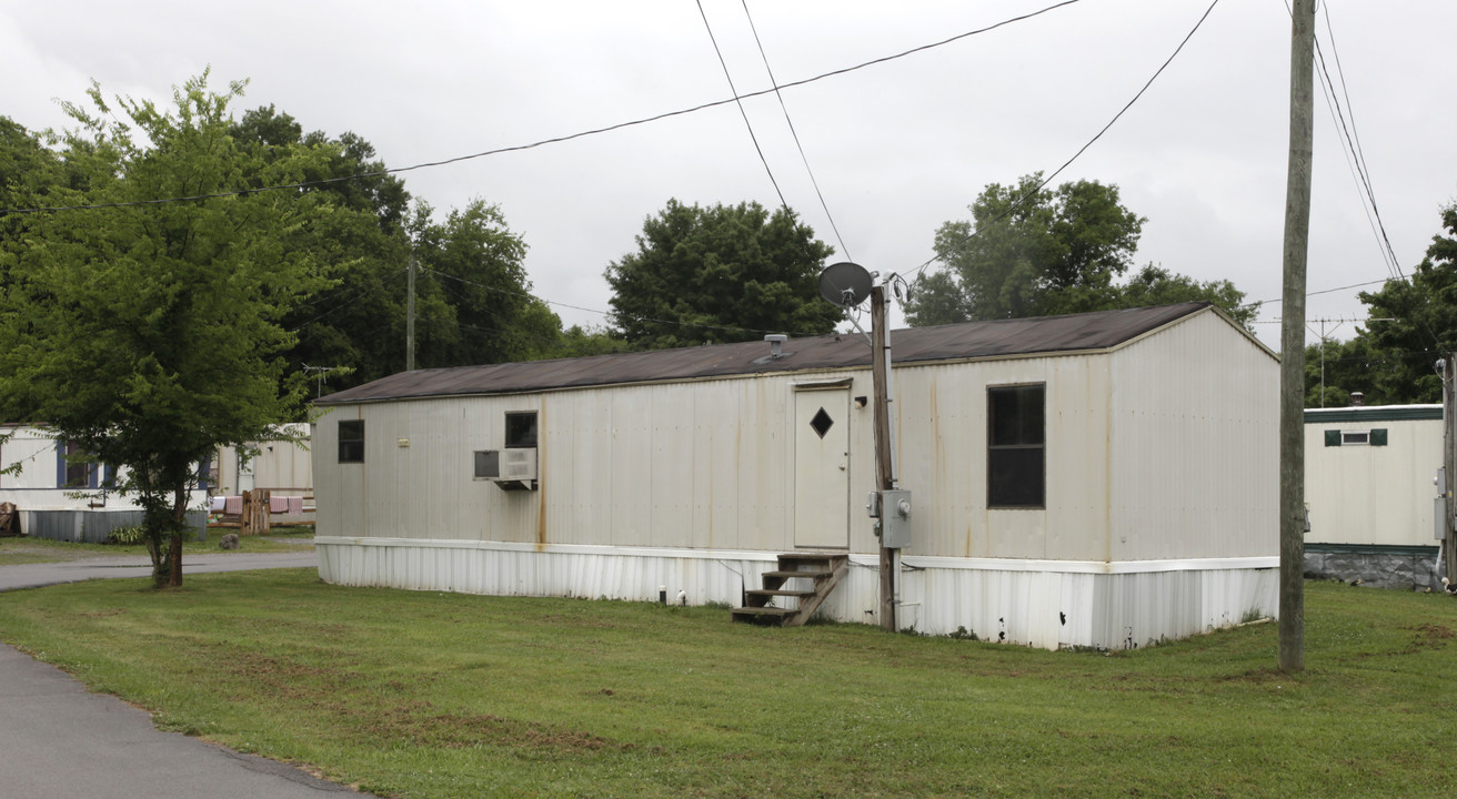 687 S Main St in Sweetwater, TN - Building Photo